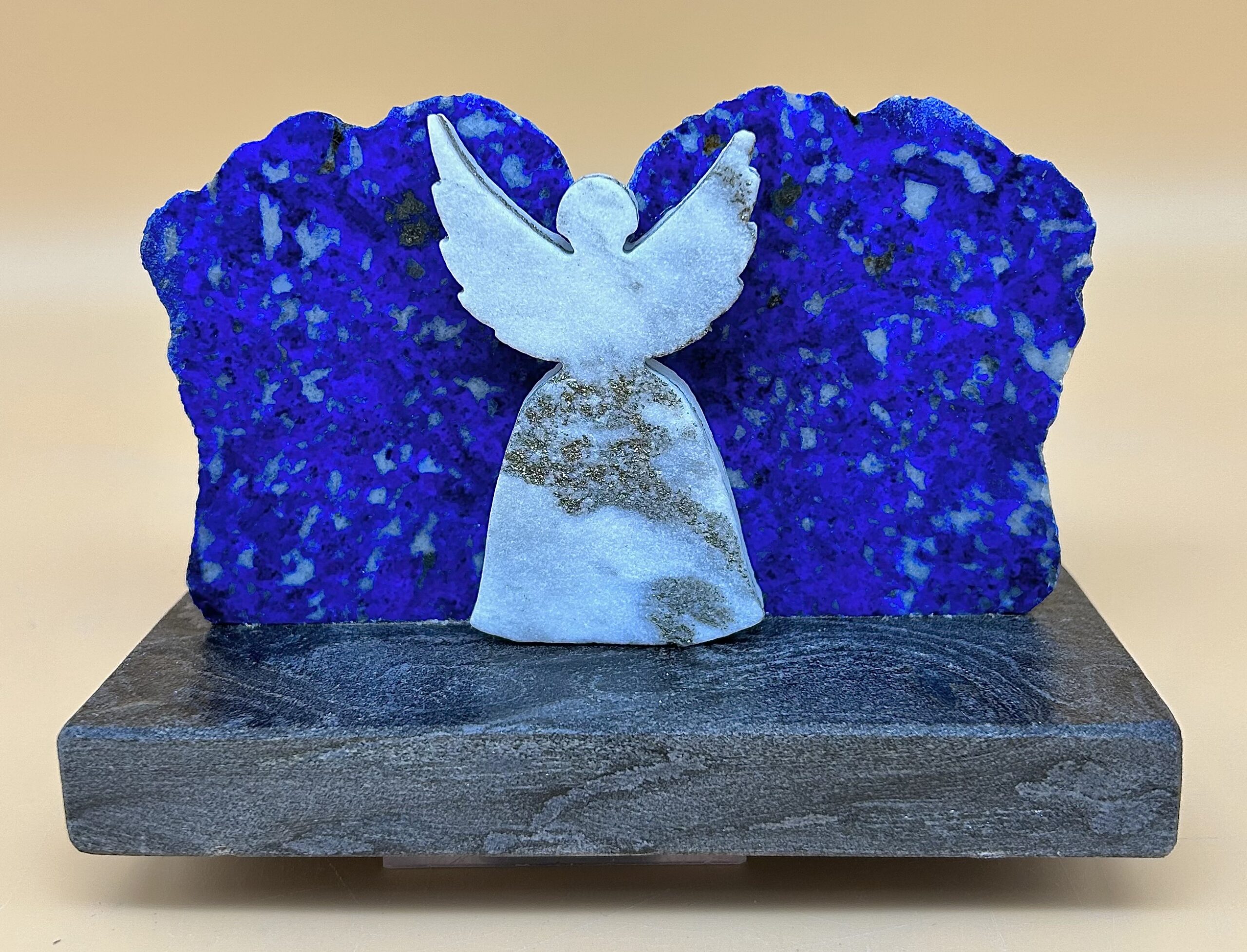 Goldmarmor Engel mit Lapislazuli