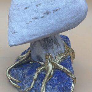 Goldmarmorherz auf Lapislazuli