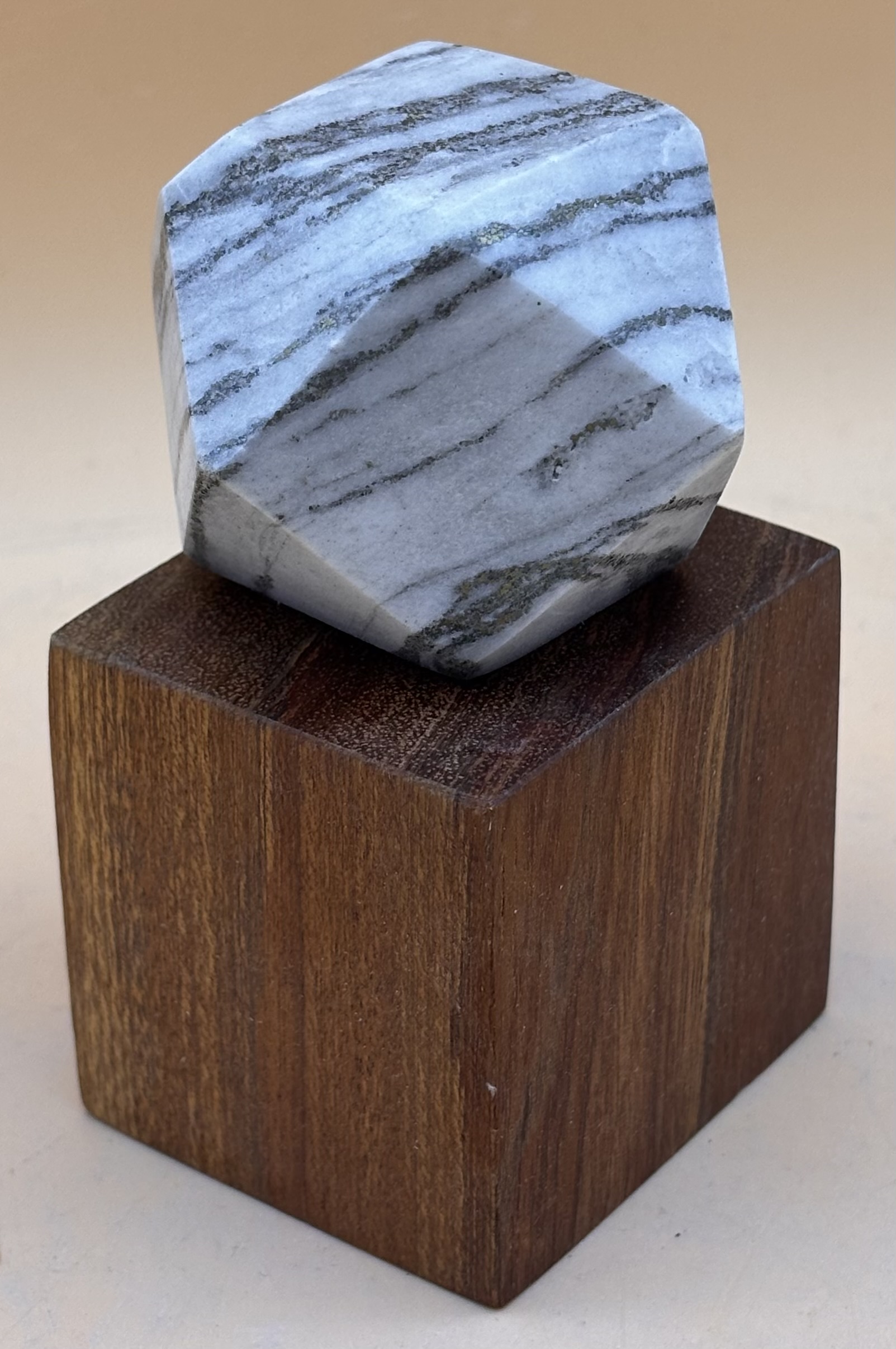 Granat Model aus Dolomitmarmor – Bild 3