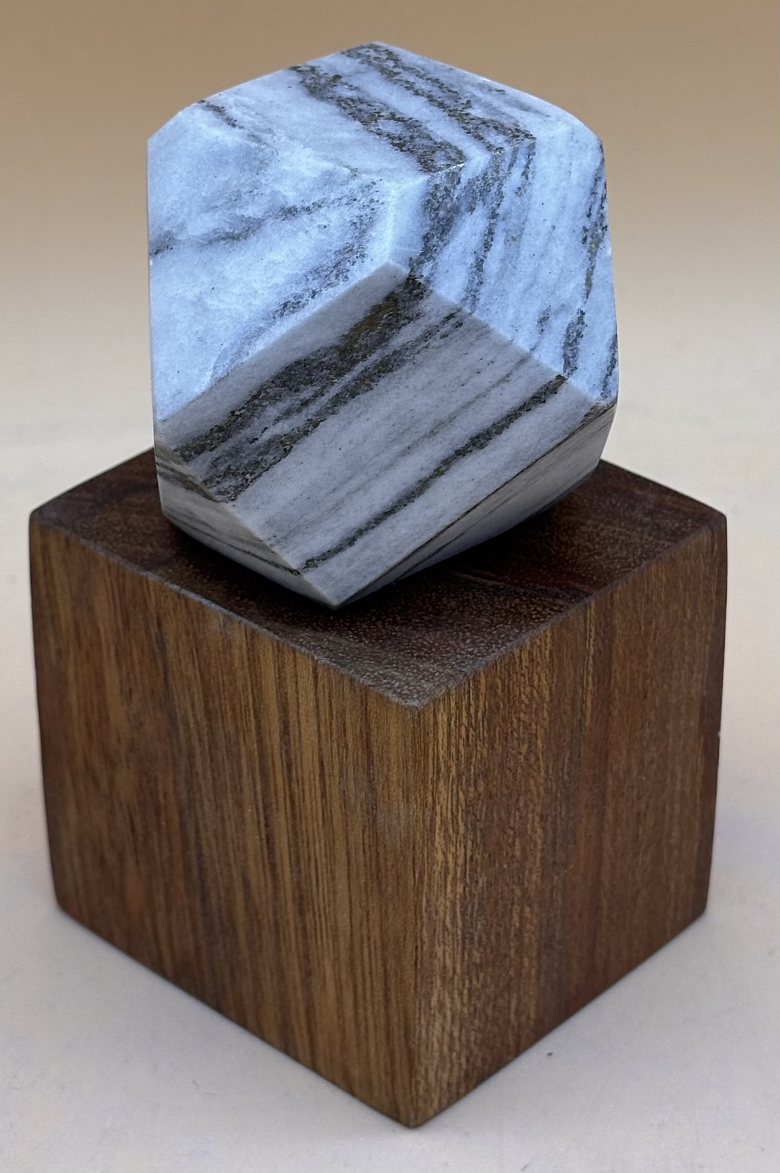 Granat Model aus Dolomitmarmor – Bild 2