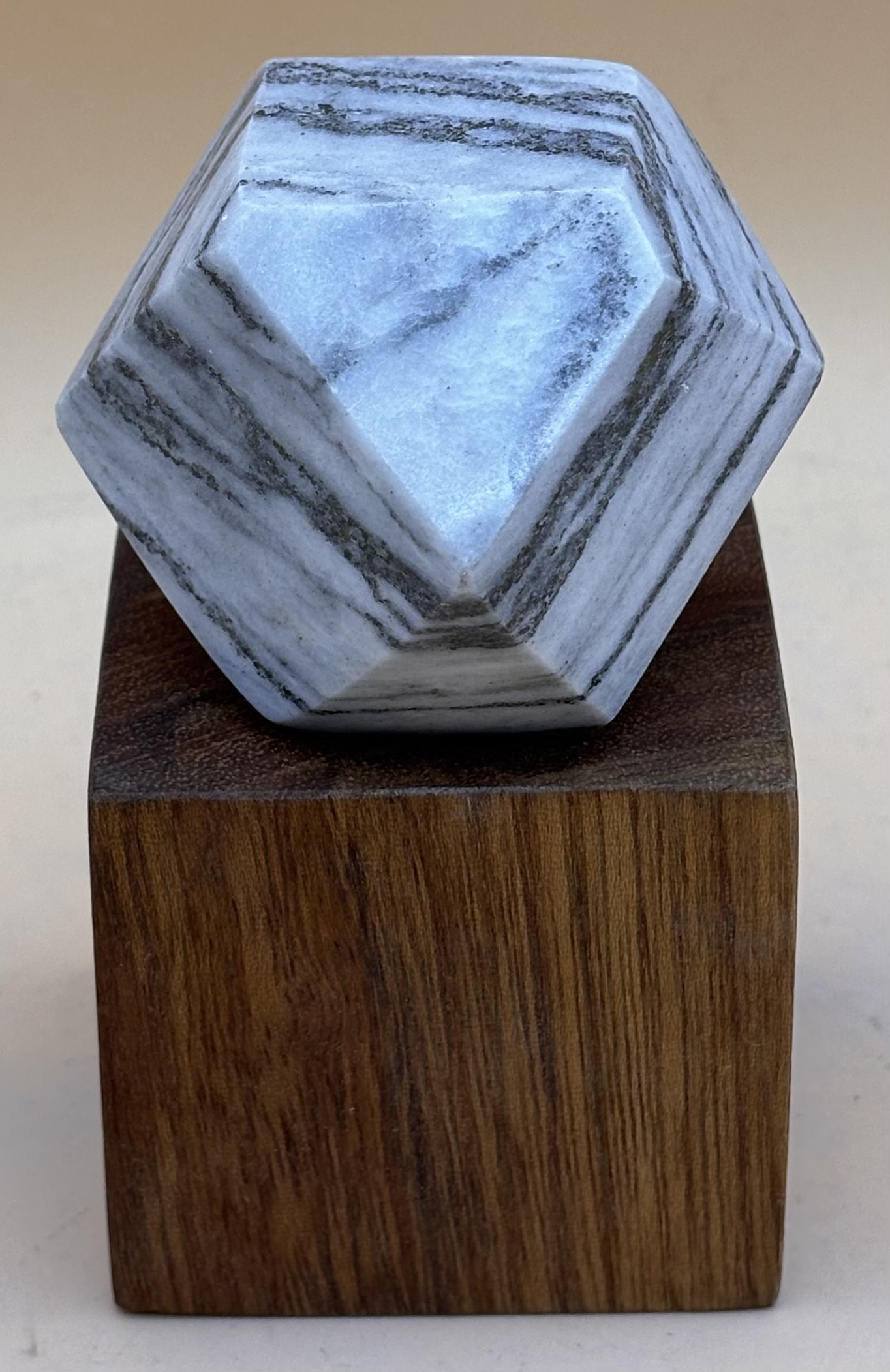 Granat Model aus Dolomitmarmor