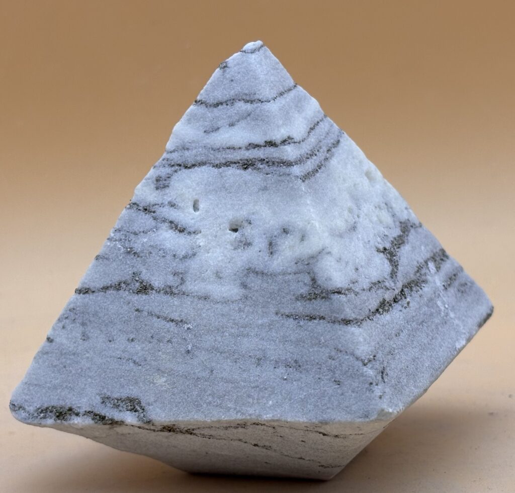 Pyramide aus Dolomitmarmor