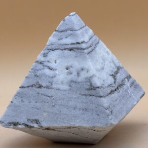 Pyramide aus Dolomitmarmor