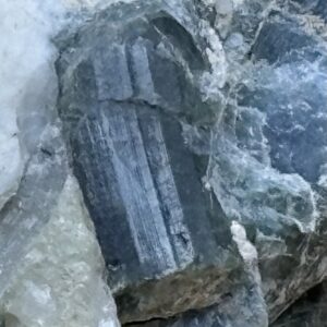 Indigolith im Pegmatit Rohstein