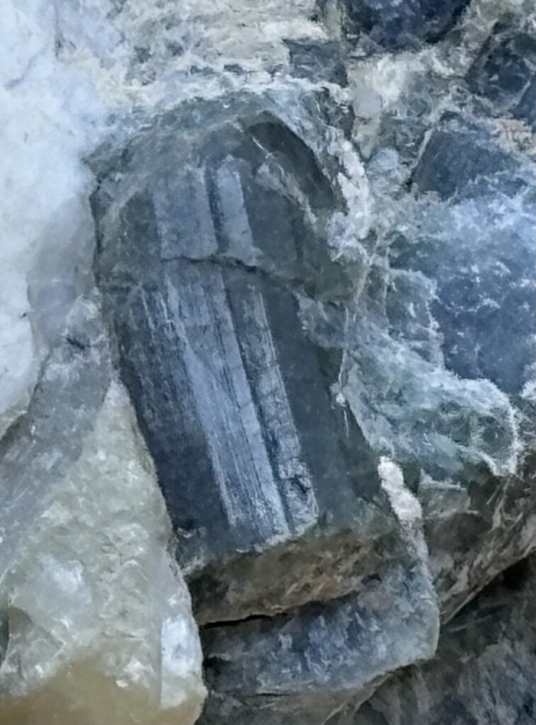Indigolith im Pegmatit Rohstein