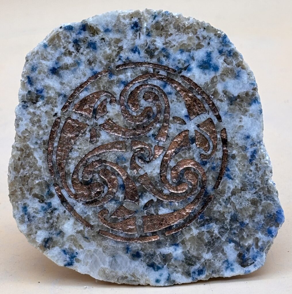 Triskele in Lapislazuli