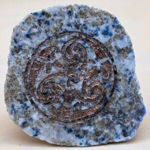 Triskele in Lapislazuli
