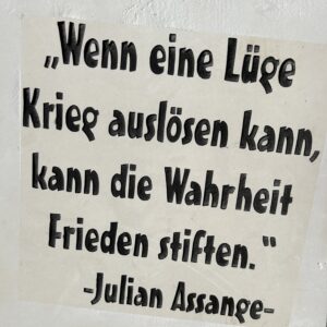 Spruchtafel -Lüge-Assange-