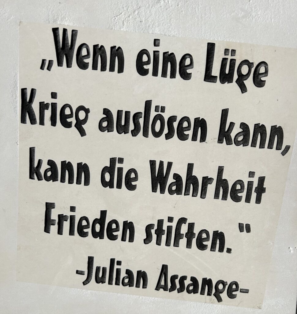 Spruchtafel -Lüge-Assange-