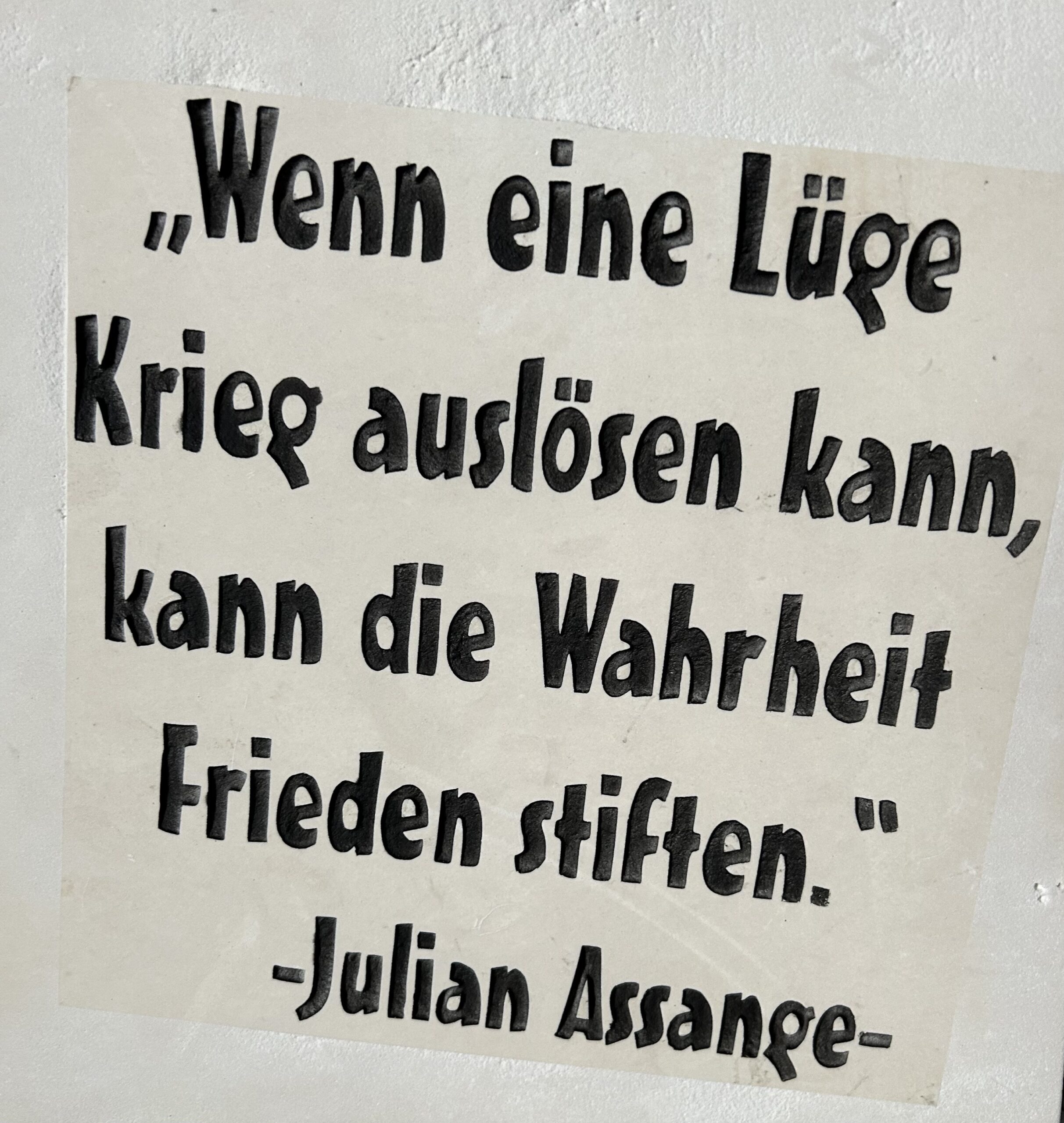 Spruchtafel -Lüge-Assange-