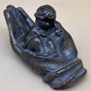 Bronze "in schützender Hand"