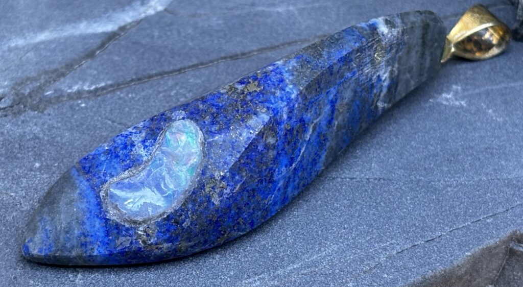 Lapislazuli mit Edelopal