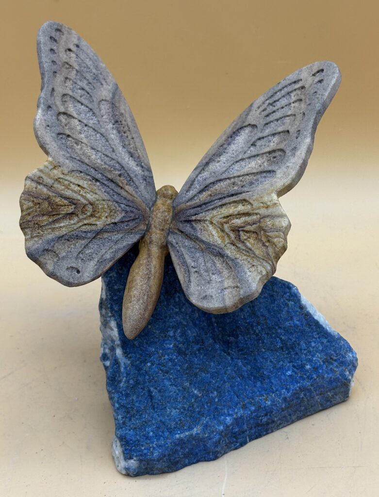 Schmetterling auf Lapislazuli