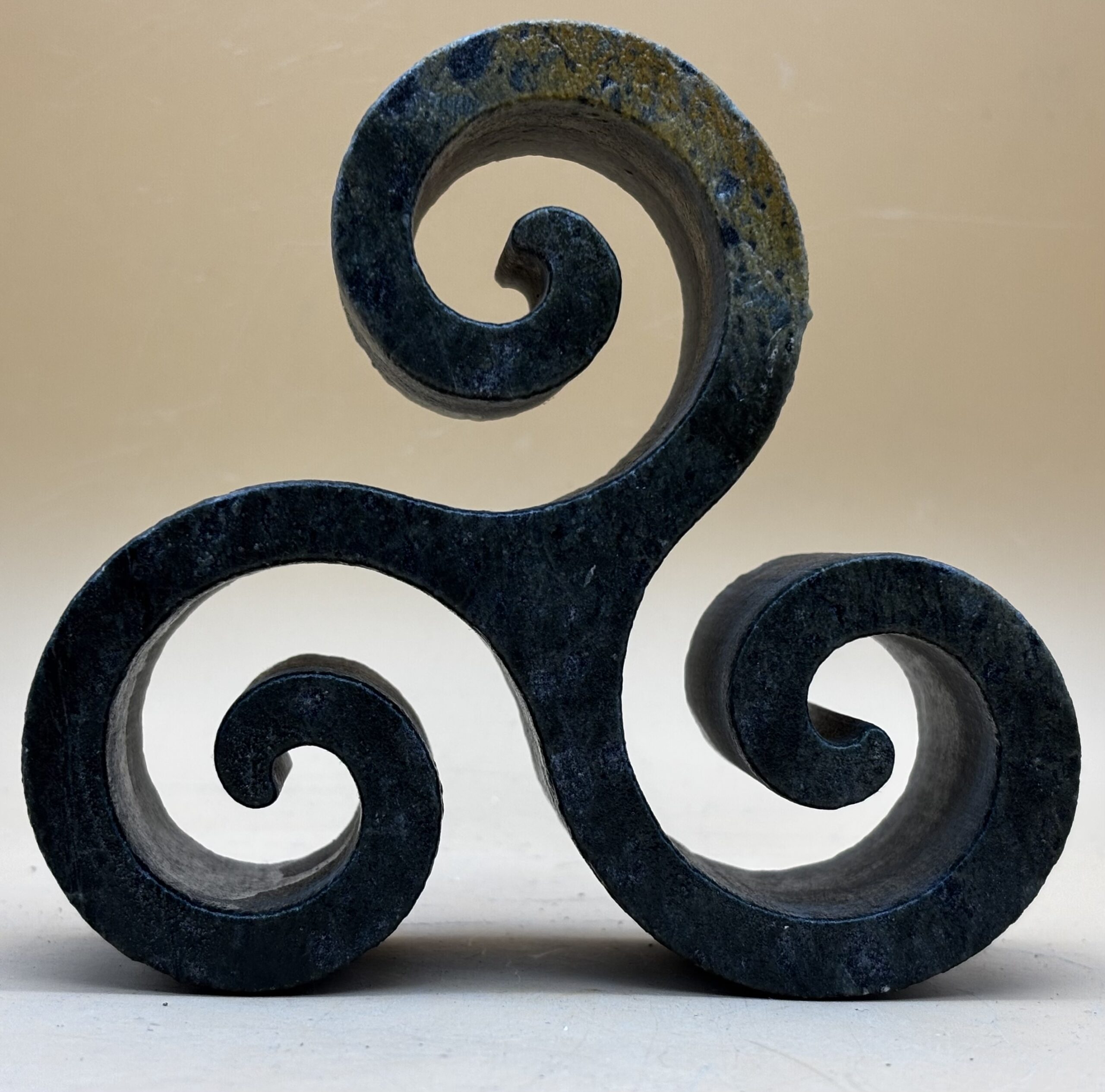 Triskele Walliser Serpentin – Bild 2