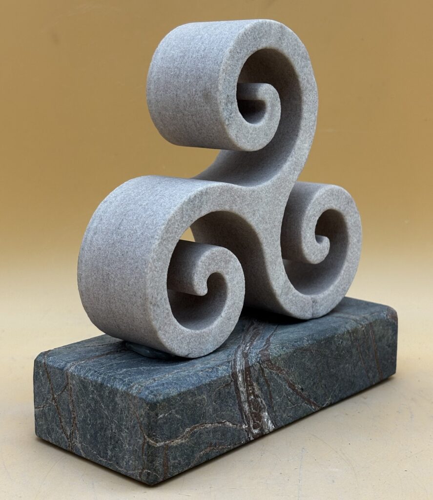 Triskele, rose Quarzit auf Serpentin