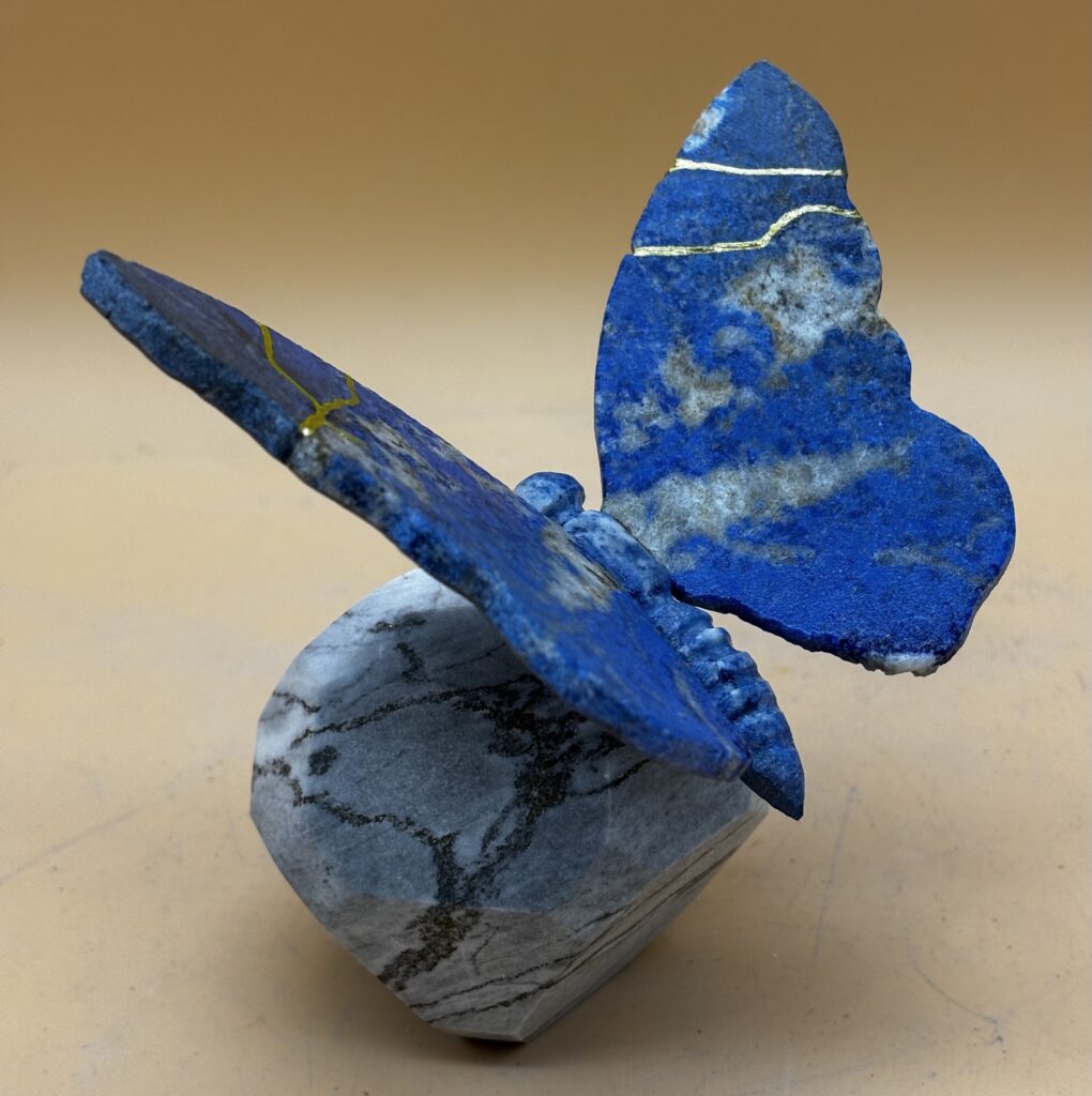 Lapis Schmetterling auf Goldmarmor